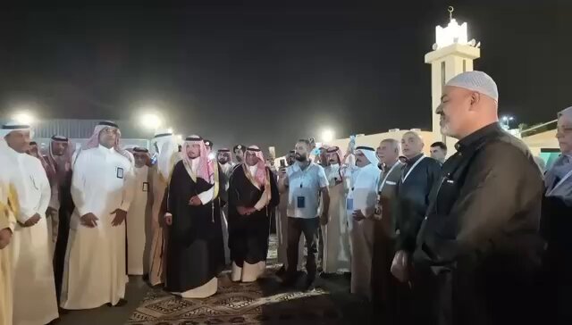 حاج أردني أمام أمير تبوك خلال تفقده مدينة الحجاج في منفذ حالة عمار: الخدمات المتنوعة التي شاهدناها، والهدايا التي وُزّعت، لَهي مفخرة للعرب والمسلمين. -