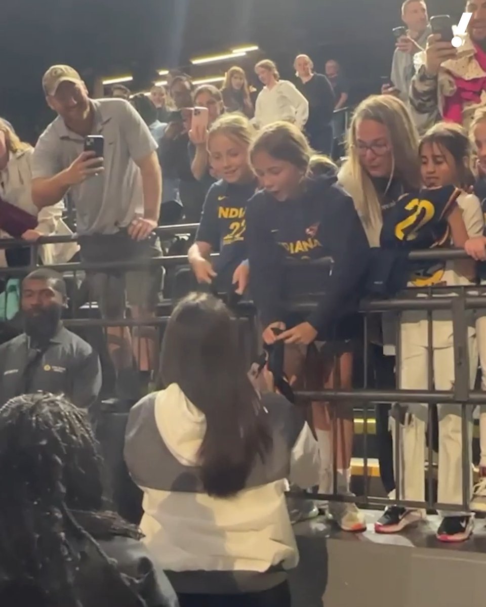 Caitlin Clark makes time for fans ahead of the Fever-Mystics game 🫶