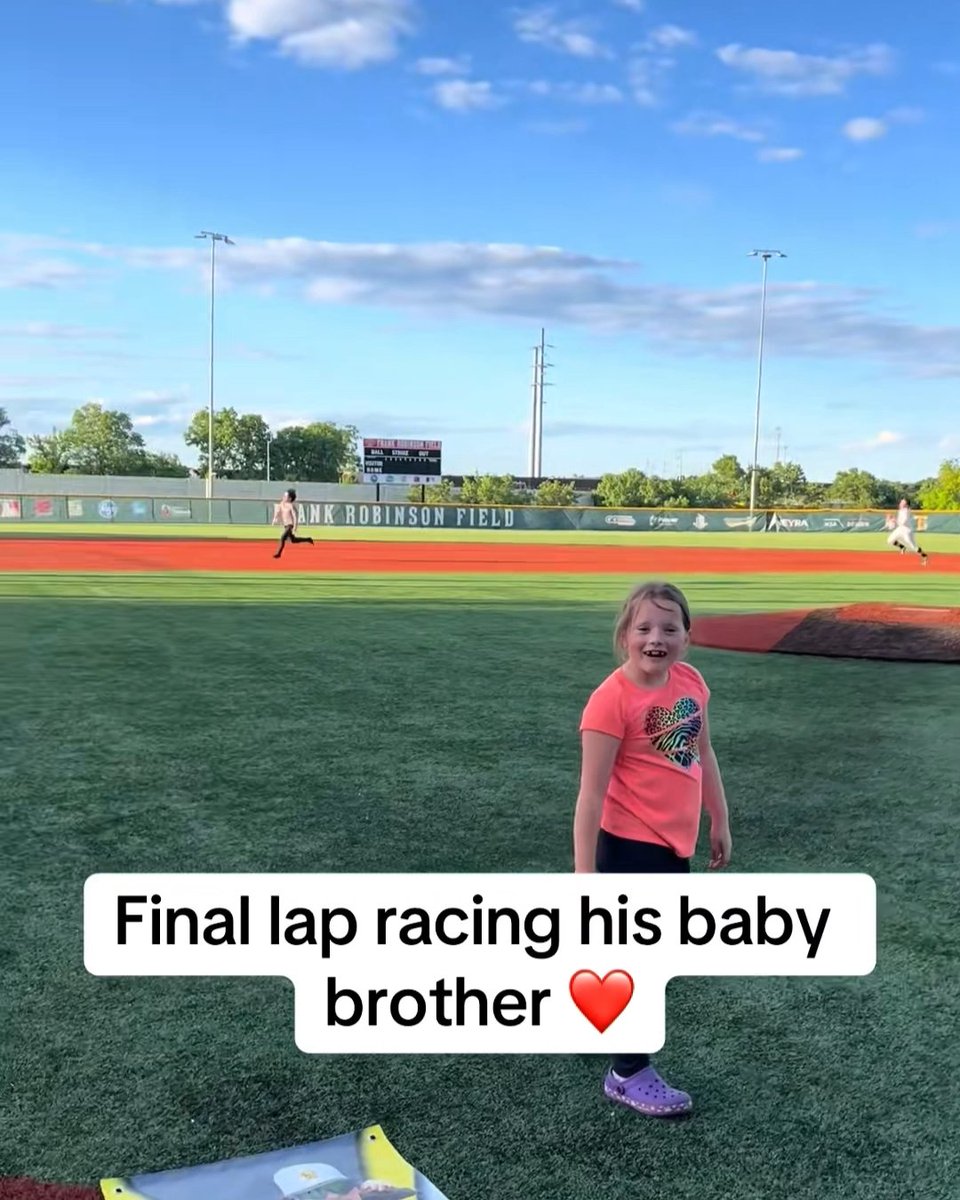 Senior races his little brother around the bases while taking his final lap. What a special moment ❤️🙌 (via daniellerenee1518/TT)