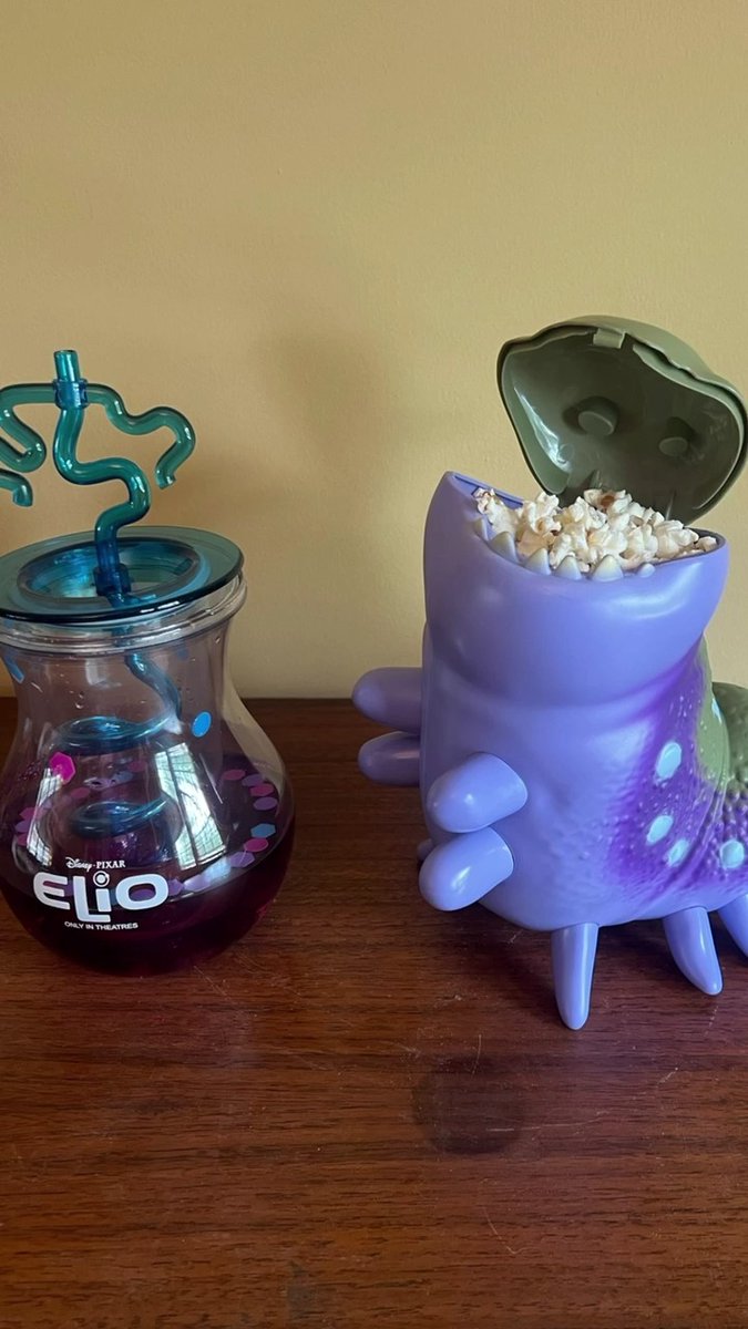 O PRIMEIRO COMBO DO FILME! Nos Estados Unidos, ‘Elio’ terá um copo inspirado nos drinks dos Embaixadores do Comuniverso e um balde de pipoca do GLORDON. A animação da Pixar estreia em 19 de junho nos cinemas.