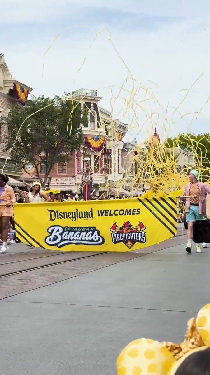 Fans of Savannah Bananas were peelin’ good today at Disneyland Resort 🍌🏰 #Disneyland70