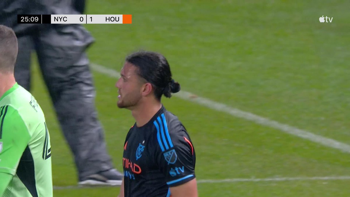 Jack McGlynn whips a dangerous ball into the box to put Houston Dynamo FC into the lead! 📺 #MLSSeasonPass: