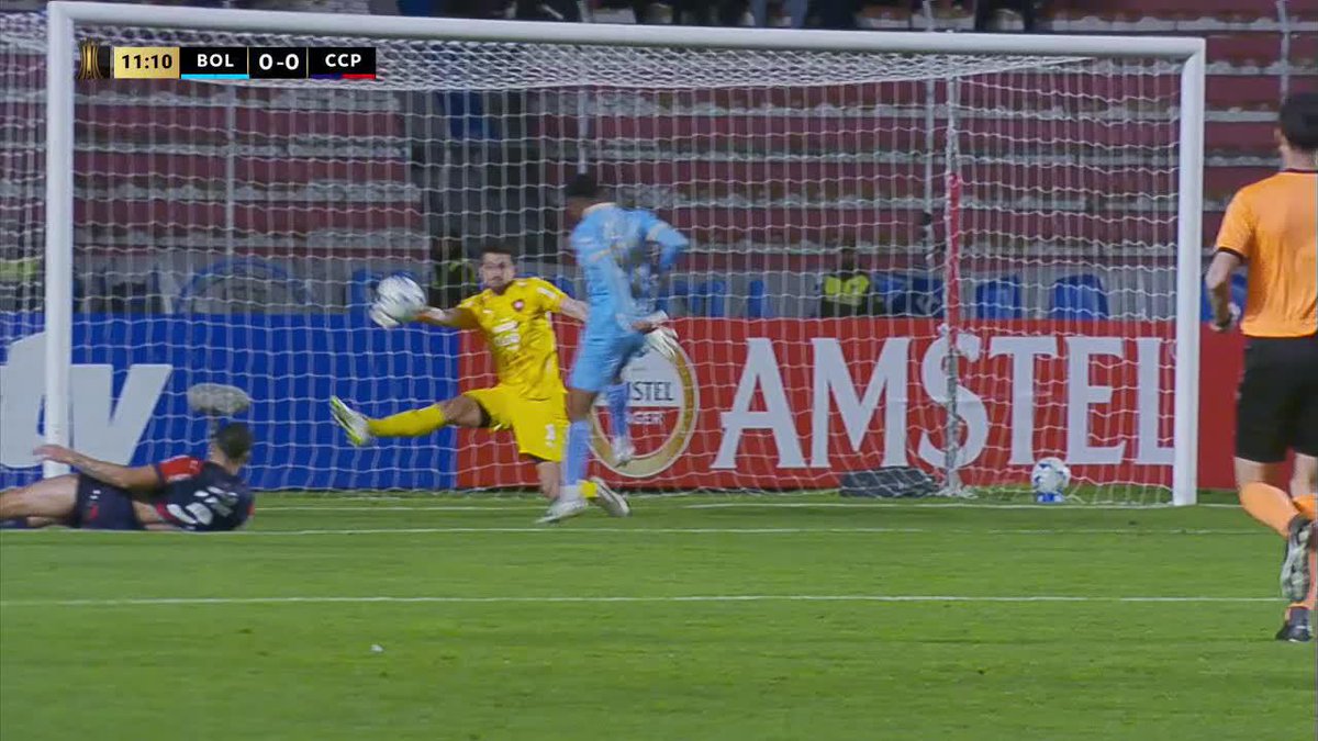 ESPECTACULAR DOBLE ATAJADA DE ARIAS PARA EVITAR EL PRIMERO DE BOLIVAR. 📺 Mirá TODA la CONMEBOL #Libertadores por #DisneyPlus Premium