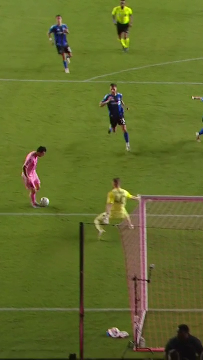 Este golazo de Messi fue su doblete y el cuarto del Inter Miami en el partido 🤩🔥. Vía: Major League Soccer en Apple