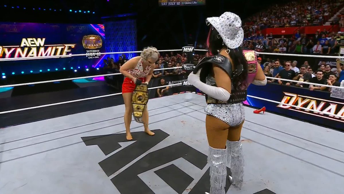 AEW Women's World Champion "Timeless" Toni Storm has drawn the line in the sand for Último Moné! Watch #AEWDynamite LIVE on TBS & MAX