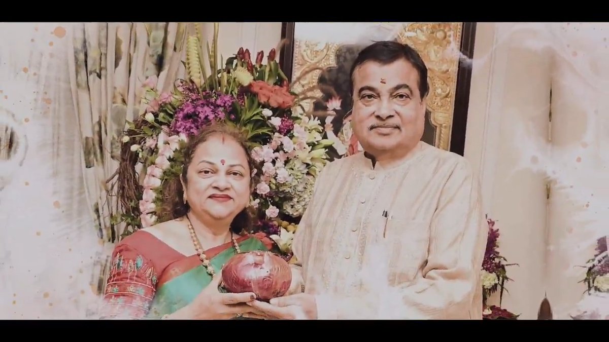 नागपुर के धापेवाड़ा स्थित हमारे भक्ति फार्म में मेरी पत्नी, श्रीमती कांचन ने एक अनूठा प्रयोग करते हुए, मल्चिंग पेपर तकनीक का इस्तेमाल कर एक किलो तक वज़न वाले ऑर्गेनिक प्याज़ का सफल उत्पादन किया है। #OrganicFarming #OrganicOnion #Nagpur