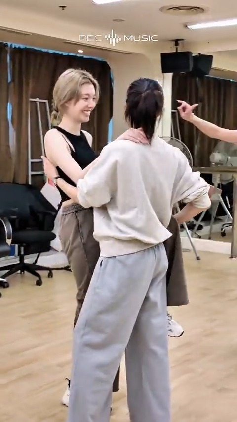 ถ้านี่คือคนที่เต้นแล้วน่ารักที่สุด 😍 เปิดตัวเดบิ้วที่งานนี้กันได้เลย อยากเห็น หลิงออม ไปทะเลด้วยกัน ยังกดซื้อบัตรได้น้าา 🏖 #หลิงออม #LingOrm #BESeaMusicFest2025 #BECMusic