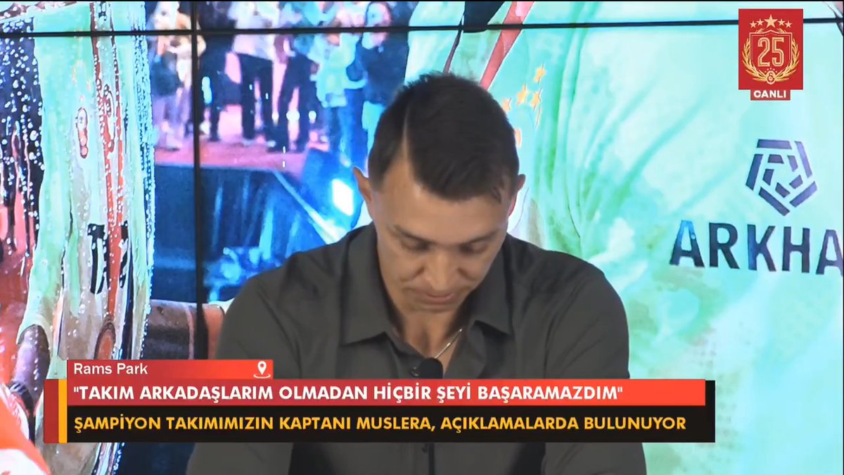 Fernando Muslera, veda basın toplantısında duygularına hakim olamıyor...