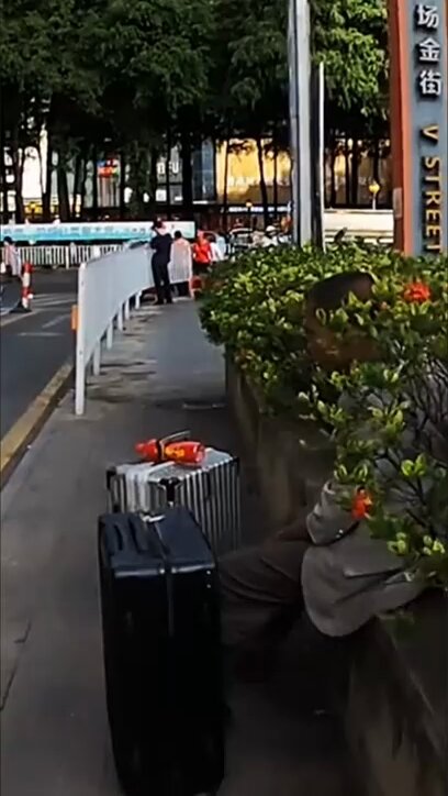 5月28日，广东东莞。一男子提着行李在街头流浪，不仅没钱吃饭，脸部还有擦伤。男子称他来自广西贺州，昨天在路上晕倒了，被人送到医院。好心人请他吃了顿饭，又联系了他的家人，但其家人表示：“我们也没办法，他已经七八年没回家了”最后好心人给男子500元回家的车费和生活费。