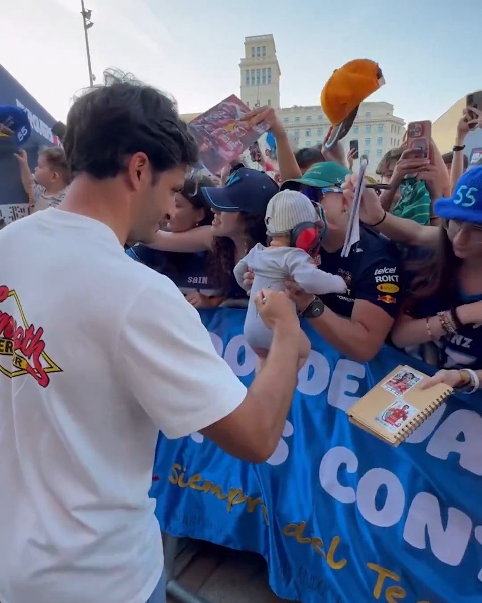 Carlos Sainz … a baby 😂 ✍️ (via )