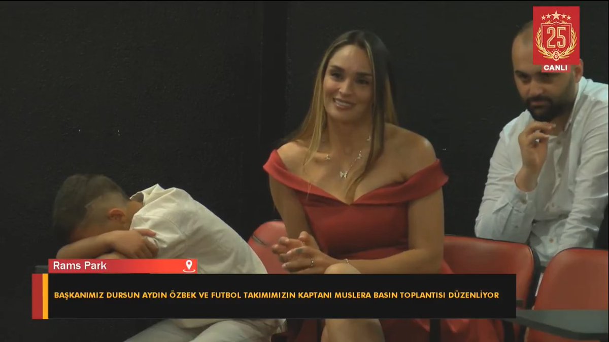 Fernando Muslera, yıllar önce eşinin diktiği eldiveni anlatıyor.