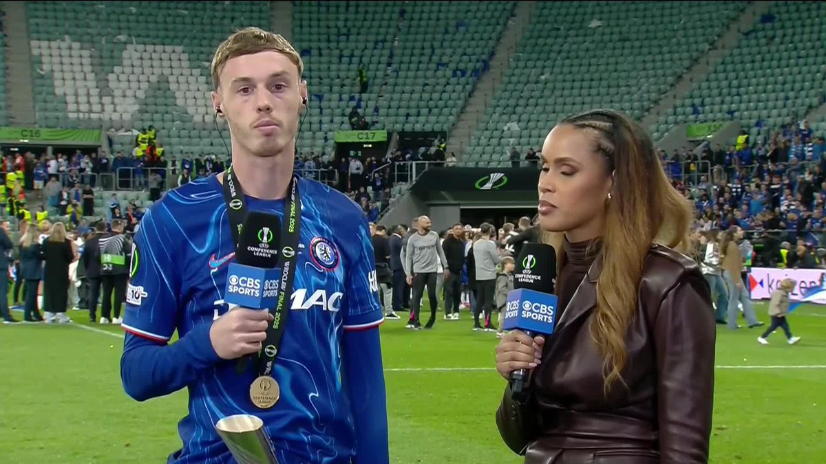 « 𝗣𝗔𝗦 𝗗𝗘 𝗖𝗢𝗠𝗠𝗘𝗡𝗧𝗔𝗜𝗥𝗘 » 🤣 Voici la réponse de Cole Palmer 🏴󠁧󠁢󠁥󠁮󠁧󠁿 quand on lui demande comment il va fêter le titre de Conference League… 😭😭 🎥 CBS Sports Golazo ⚽️