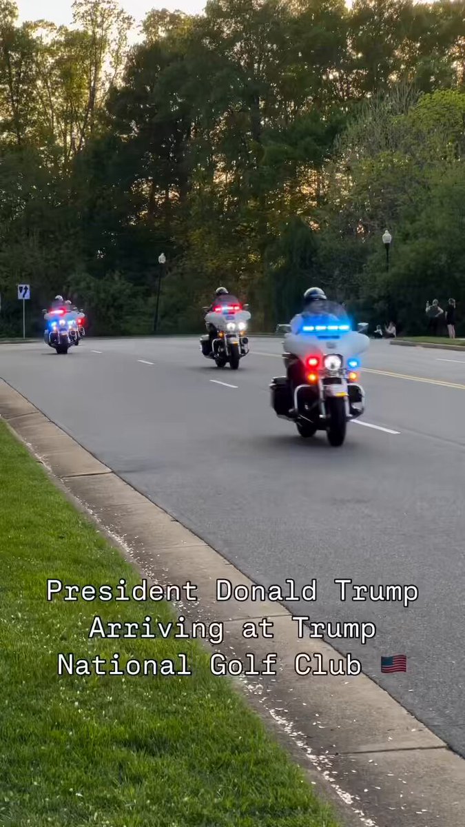 Zie regelmatig politie-escortes van leden van het Koninklijk Huis. Eergisteren nog in Den Haag. Maar die steken wel érg karig af bij die van Donald Trump. Die hier op weg is naar een potje golf. Vraag me wél af waarom er bij ons ook niet standaard een ambulance meerijdt?