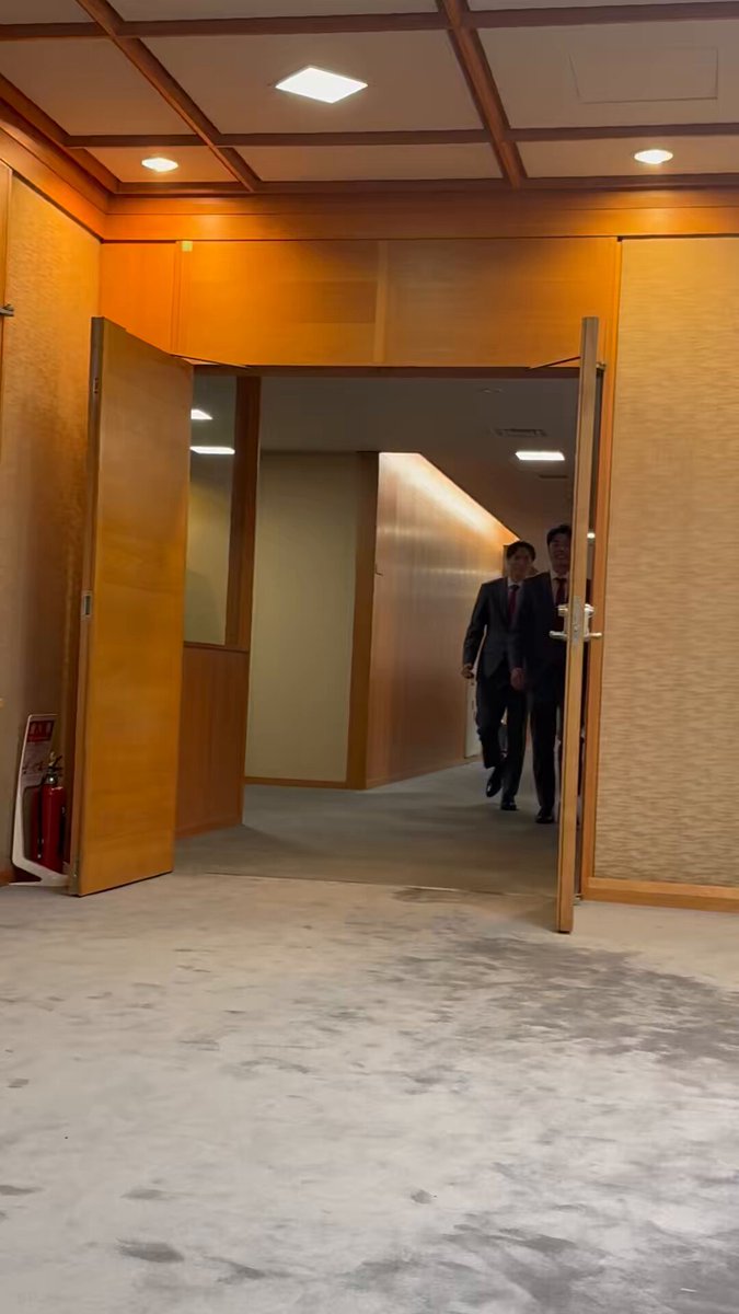 こちらは らんるい 京都府観光大使就任の入場シーンです🎬 動画編集の方法がわからないため最後の方はご容赦ください😹 #髙橋藍 #高橋塁 #男子バレー #京都府観光大使 #サントリーサンバーズ大阪 #バレーボールマガジン #バレマガ #男子バレー #ハイキュー リポスト、引用リポスト歓迎、転載禁止