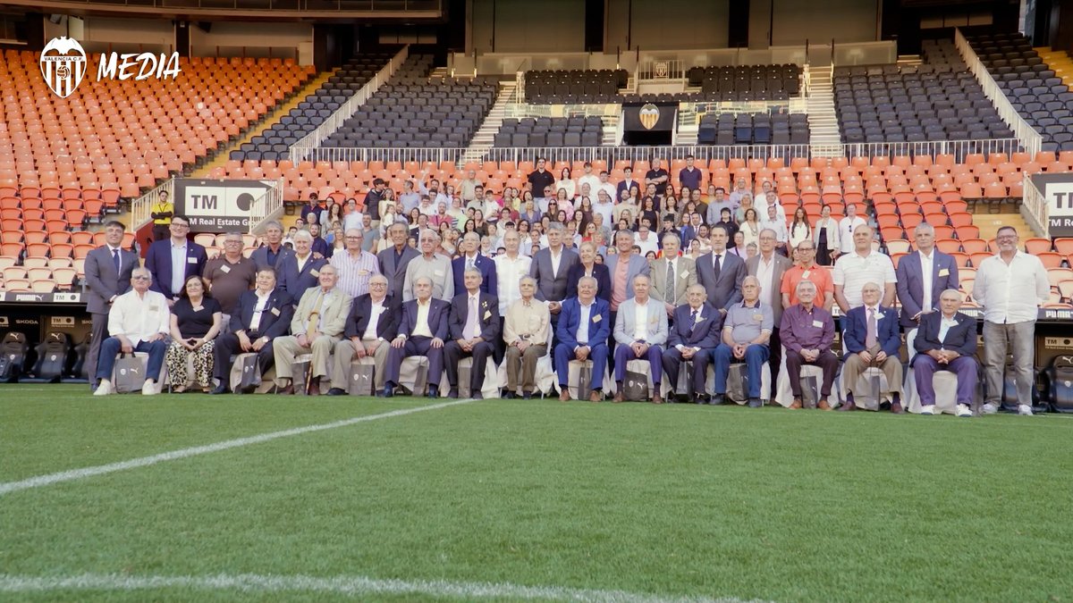 El Valencia CF homenajea en el Camp de #Mestalla a sus socios con más de 50 años de antigüedad 🏟️ ➡️ En este acto emotivo se ha hecho entrega de una insignia a los 29 socios presentes por su fidelidad a la entidad valencianista. #ADNVCF 🦇