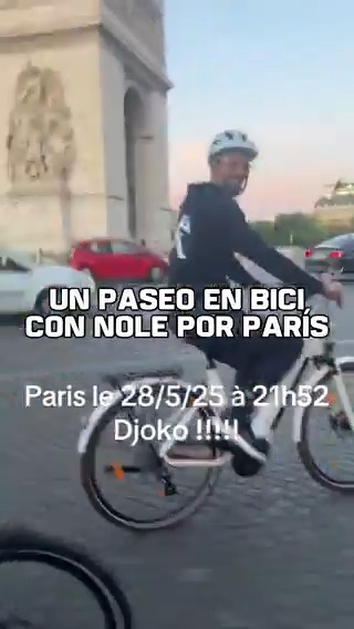 "ÓYEME NOLE LLÉVAME EN TU BICICLETA" 🎶 ¡A #Djokovic se lo vio paseando en bici por el Arco del Triunfo de #París! 🚲🇫🇷 📹 Jon De Lorraine