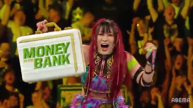 【📣電光石火の女神降臨⚡️】 マネー・イン・ザ・バンク戦を制した #イヨ・スカイ がビアンカにキャッシュイン成功‼️ イヨが“チャンピオン👑”になった瞬間を 絶対に忘れない!! 衝撃の瞬間はこちら👇 IYO SKY #アベマでWWE #アベマでマネーインザバンク