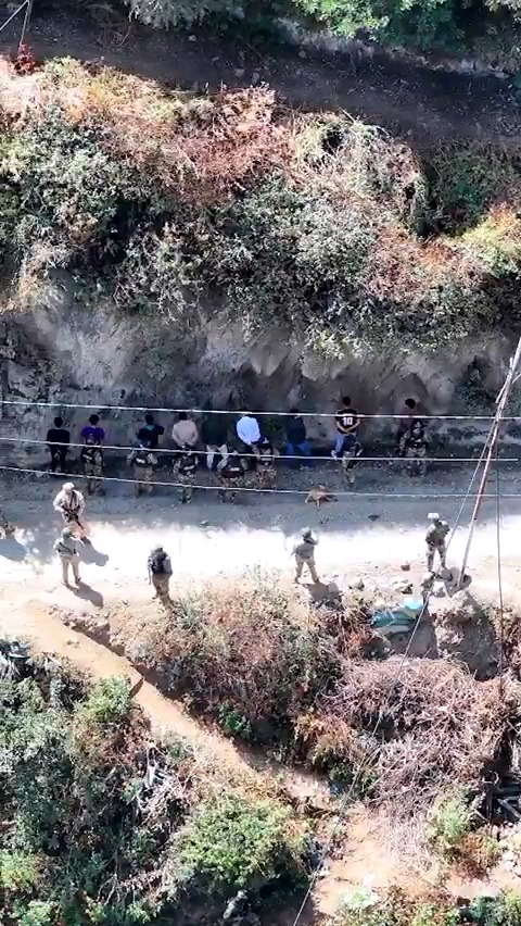 ¡Los Sicarios de Cuchillo tras las rejas! 🫵 📍 #Pataz El Comando Unificado, conformado por la Policía Nacional del Perú y COMANDO CONJUNTO, detuvo a 8 miembros de la red criminal Los Sicarios de Cuchillo, implicados en el secuestro, tortura y asesinato de 13 trabajadores de la minera Poderosa.