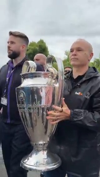 Special delivery from a special player 🏆🚚 FedEx Europe | #UCLtrophydelivery