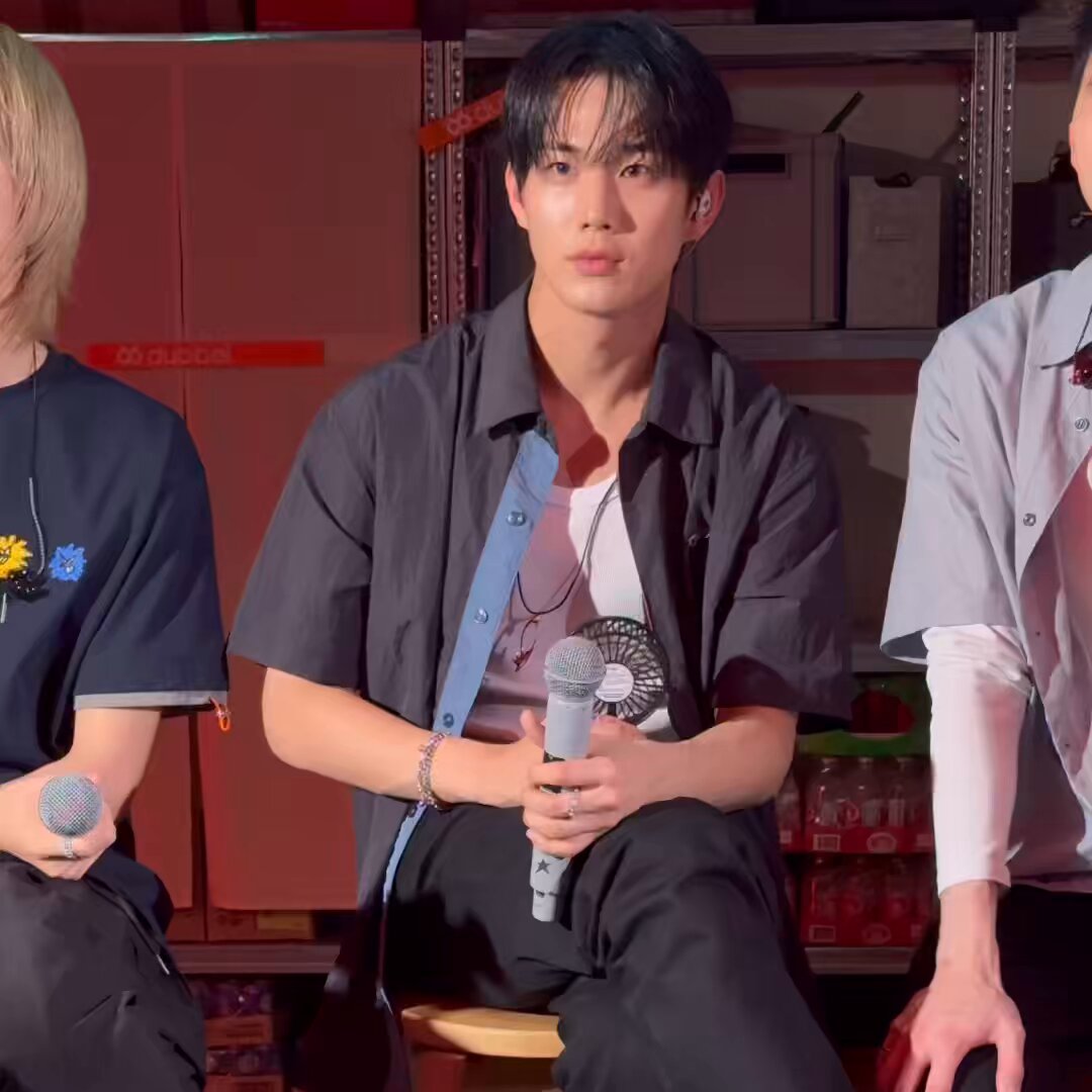 taeyoung from cravity showed up to the p1harmony’s listening party and got the quiz right pls 🤣 mc: what’s your name? taeyong: ohh 🫢😆 i’m taeyong keeho: he did better than us 😭 intak: [laughing]
