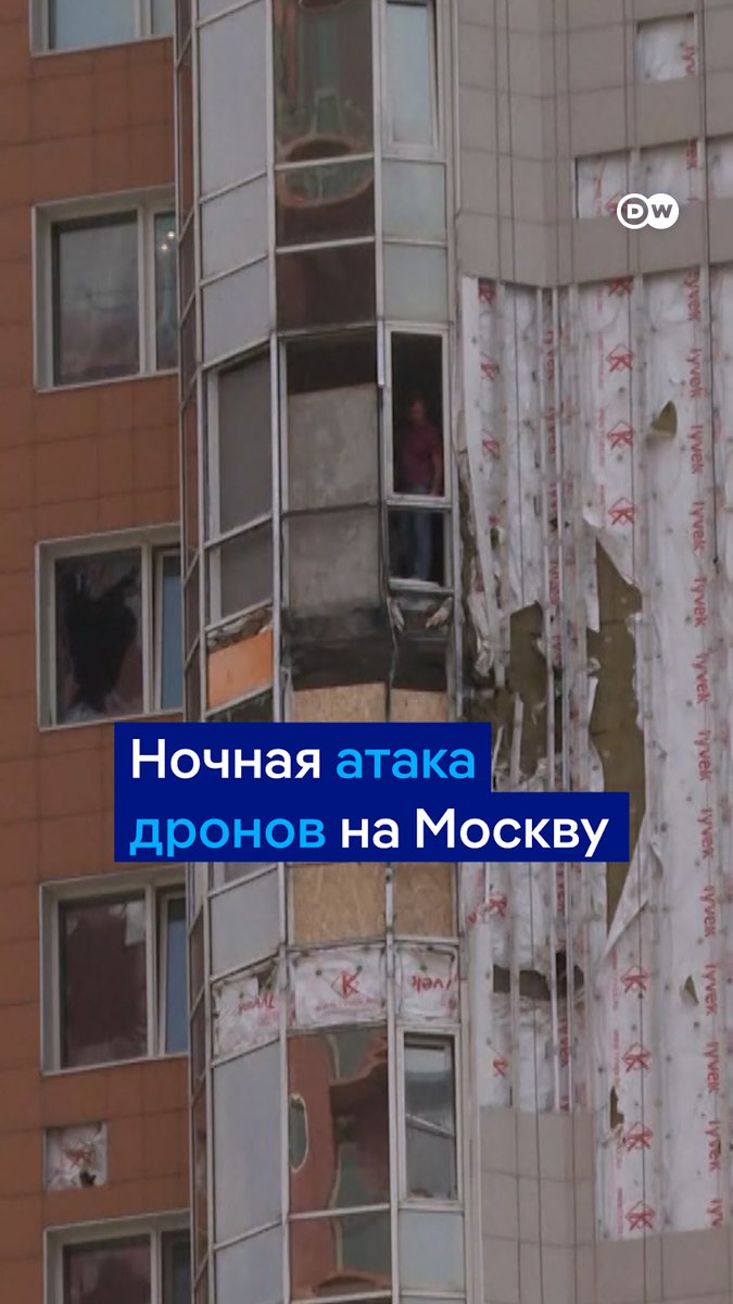 "Страшнейший хлопок. Было сразу понятно, что произошло что-то в этом ключе - беспилотном", - рассказывает жительница Москвы о ночной атаке дронов. Обломки беспилотника попали в ЖК "Миракс Парк", рядом с которым расположена Военная академия Генштаба ВС РФ