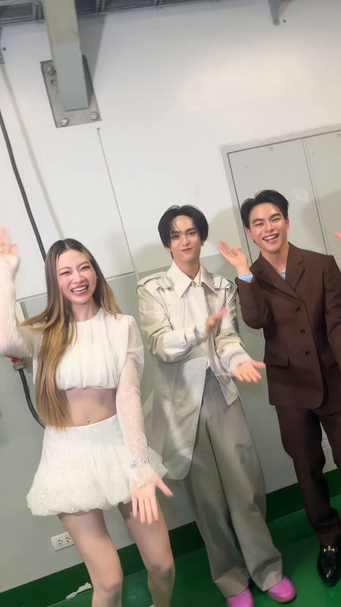 ท่าสุดท้ายคือท่าอะไรนะคะพี่ MARCKRIS Copper.ceeyou AA 😂 BUS because of you i shine #ALALAGOBANANAS #ALALA_GIRLSERA #KRISALALA #IMALALA #ALALA #ALALAWhiteFox #WhiteFoxGMM