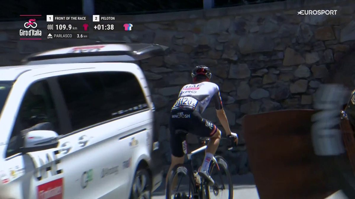 Juan Ayuso abandona el Giro y se mete directo al coche del equipo. #GirodItalia