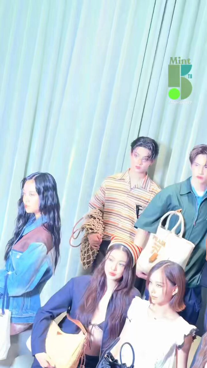 ดีไปทั้งหมด! #MintReports เก็บตกอีกโมเมนต์ของ #อันฮโยซอบ ‘วิน-เต้ย’ PRADA Ambassador พร้อมด้วยเหล่าคนดัง ‘น้ำตาล-เอมี่-นิว-ณิชา-ปริม’ และหนุ่ม ‘ขุนพล-ภูธัชชัย’ วง #BUSbecauseofyouishine ภายในงานเปิดตัวบูติกใหม่ของ PRADA ที่จัดขึ้นในวันนี้ ณ ชั้น G, ศูนย์การค้าเอ็มโพเรียม 💚 #PRADAxAHNHYOSEOP #AhnHyoSeop #안효섭 #PradaxWin #PradaxBUS #PRADAXNEWCHA #PradaXNamtanTipnaree #PradaXEmiThasorn #winmetawin #toeyjarinporn #namtantipnaree #emiamily #NEWCHAYAPAK #nychaa #primpatnasiri #KHUNPOL #PHUTATCHAI #PRADA #MintMagTH