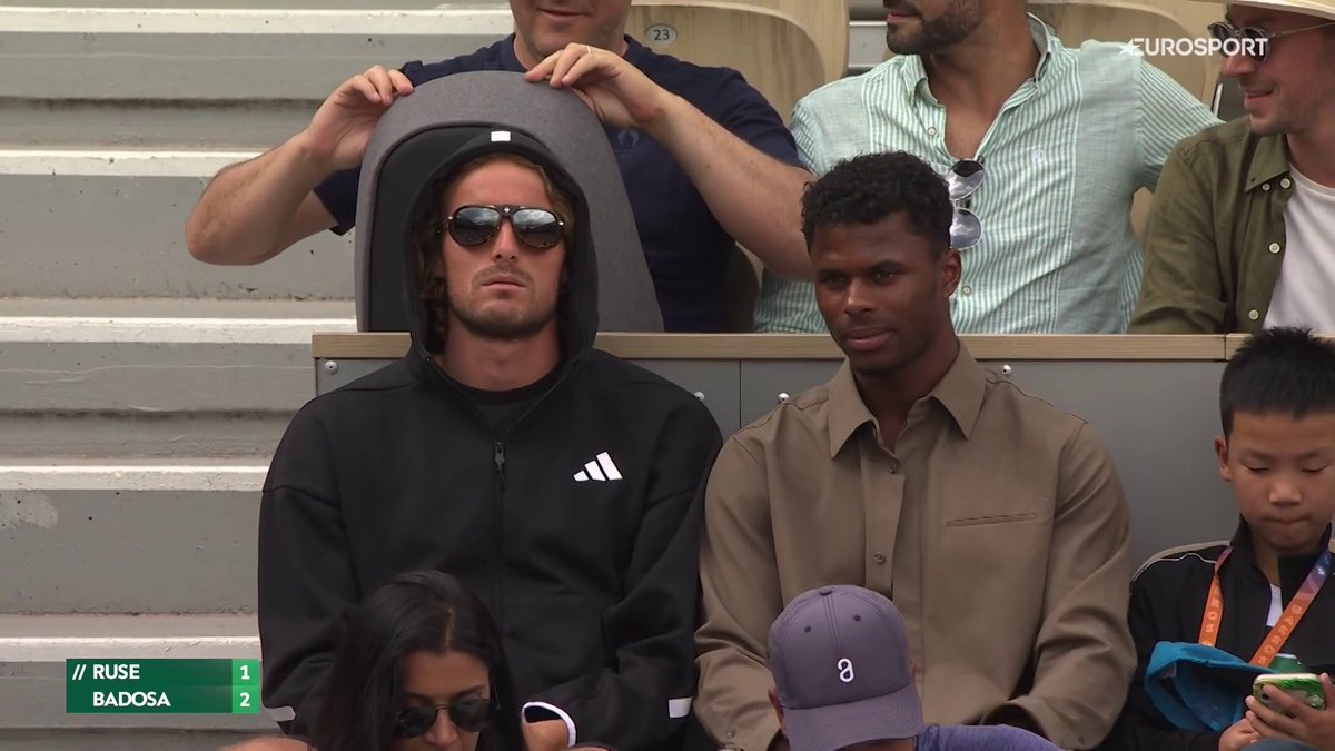 "No soy Tsitsipas, soy tipo de incógnito" El griego, presente en la Simonne Mathieu viendo a Paula #RolandGarros | #RGMax