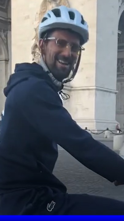 "Je vous aime" Une automobiliste croise Novak Djokovic à vélo dans Paris