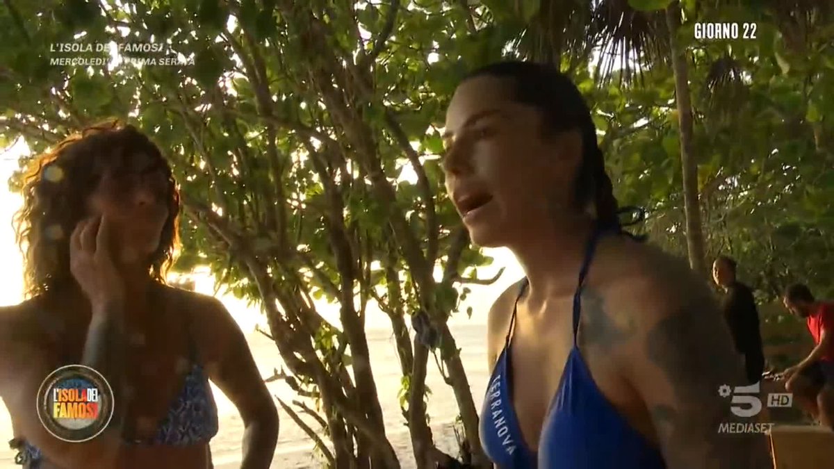 "Non capisco ciò che fai, ma non ti ho mai guardato con cattiveria o con malizia" Chiara non si aspettava il voto di Loredana in nomination. #Isola
