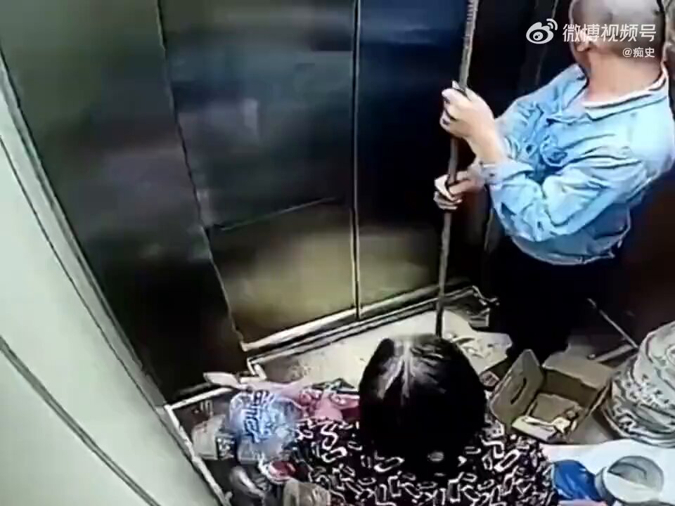中国で「こういった知的レベルが低すぎる人間が多い」と言われている動画。細い棒を置いたところでセンサーは反応しない。日本ではお目にかかることは無い。