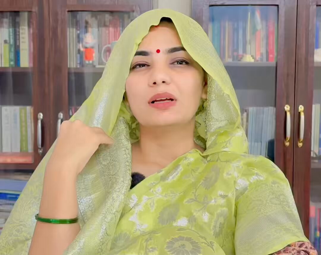 मुफ्त सरकारी अनाज खाएँगे तो सरकार का सिंदूर लेना भी पड़ेगा और लगाना भी पड़ेगा. मैं हैरान हूँ! क्या जनता अभी तक सच में नहीं जान पायी है भाजपा की सरकार जनता को क्या समझती है?