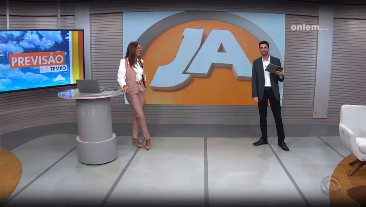 FROZEN ESTÁ NO ESTÚDIO DO JORNAL DO ALMOÇO ❄️ Marco Matos veio muito bem nessa 🤣 E promessa é dívida, @cristinaranzolin pagou a prenda e se vestiu de Elsa para o Rio Grande do Sul inteiro 🥹