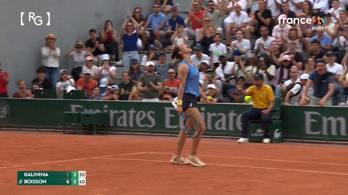 LA BELLE HISTOIRE BOISSON 🇫🇷 Victime d’une rupture du ligament croisé antérieur du genou alors qu’elle devait disputer son premier #RolandGarros la saison dernière, Loïs Boisson, 361e mondiale, fera partie des 32 dernières joueuses du tableau. 🤩