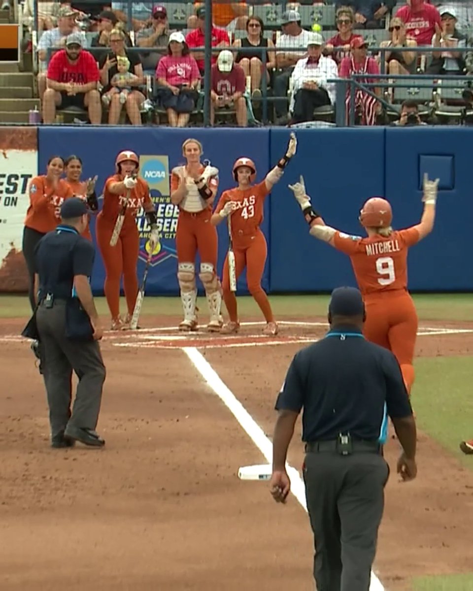 Texas strikes first 💥 Texas Softball