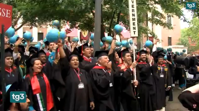 La cerimonia di consegna dei diplomi di laurea ad Harvard si è trasformata in una dura protesta contro gli attacchi dell'amministrazione Trump alla libertà di insegnamento e di espressione