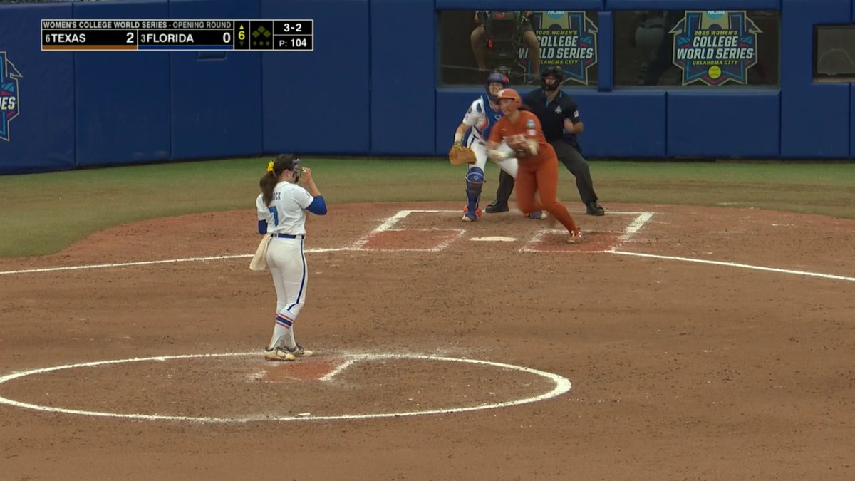 Back-to-back homers for Texas in the Women's College World Series! 🤘 📺: ESPN