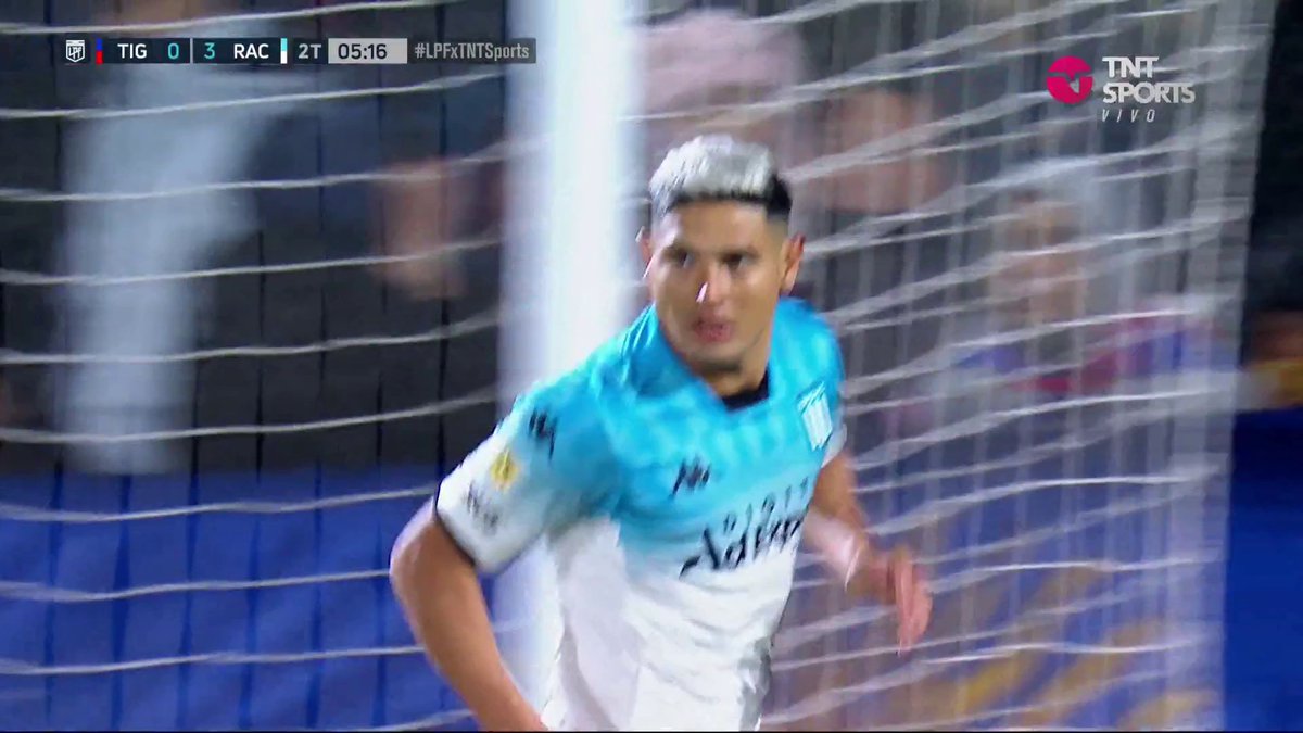 Se acuerdan cuando la selección tenia prestigio? Ahora pesa más usar ropita oversize y andar en yate. Garchadito por Salas el jugador de la selección.