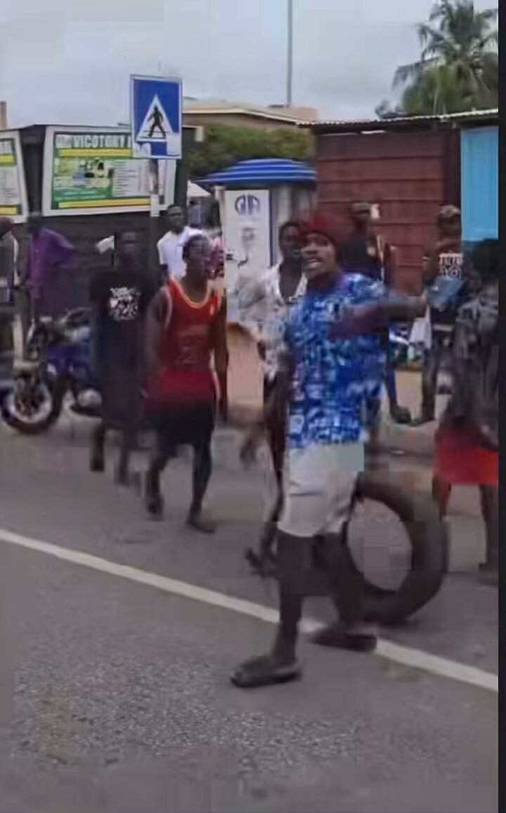Momentum building at the EOCO headquarters as Ghanaian youth rise to defend the abuse of Chairman Wontumi, more people are coming to the center, let’s all come out, persuasion has failed……. It’s time for us to spit some fire 🔥