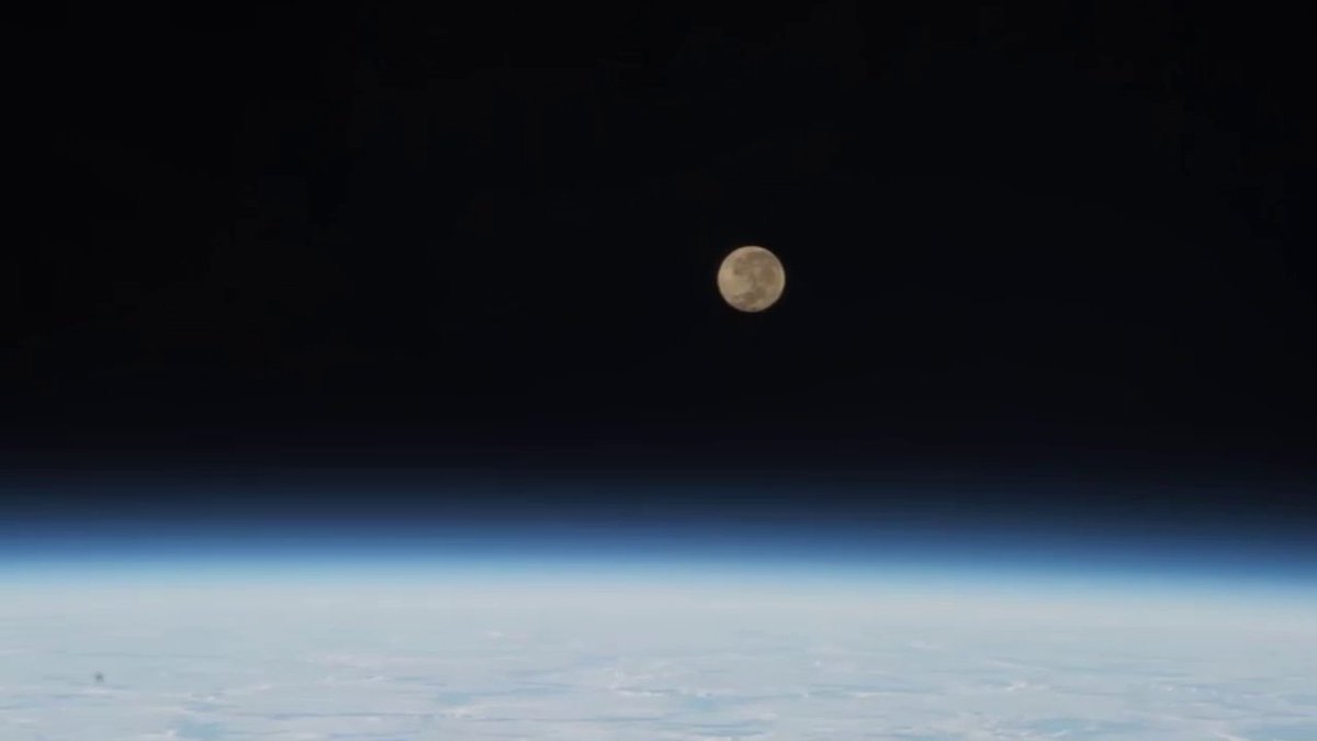 Goodnight Moon 🌙 In this timelapse video taken from the International Space Station, the Moon sets over the South Pacific Ocean.