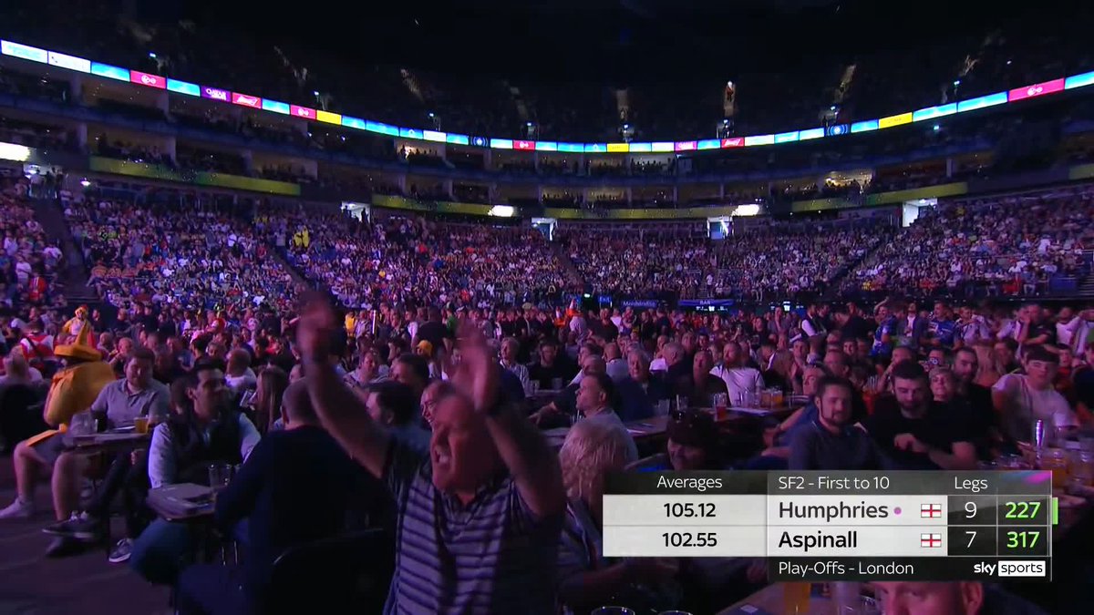 HUMPHRIES INTO THE FINAL! Luke Humphries wins the last three legs to finally shake off a dogged Nathan Aspinall! Cool Hand will play Luke Littler in the final! 📺 #PLDarts25 | Play-Offs SF2