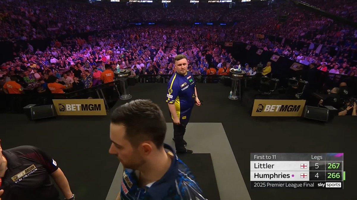 BIG LEG FOR COOL HAND! Luke Humphries finds a crucial last dart D18 to draw level with Luke Littler! 📺 #PLDarts25 | Play-Offs Final