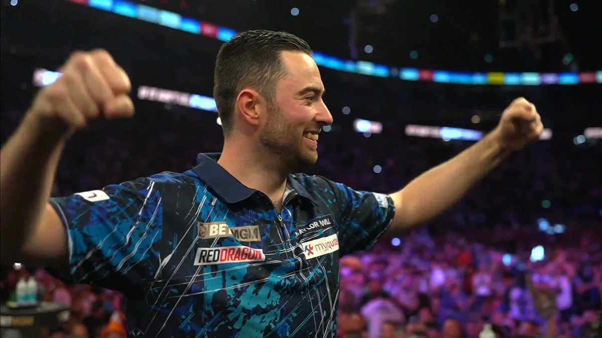 The moment Luke Humphries completed his triple crown, and became Premier League champion 👑