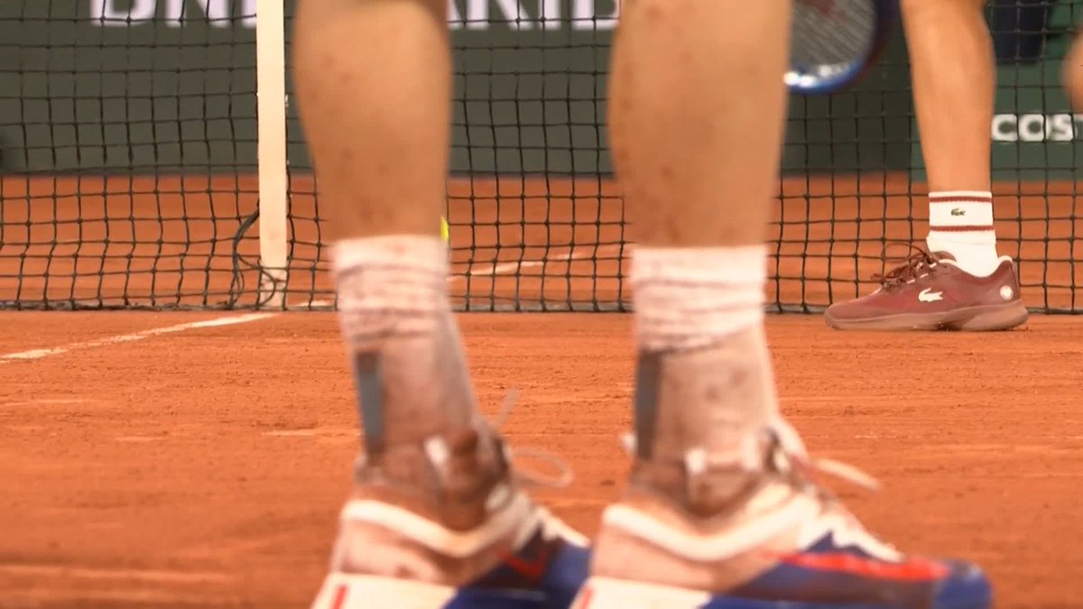 Gael Monfils hits the net cord TWICE and it barely rolls over during his match against Draper at Roland Garros. Even the net is French. His reaction. 😂