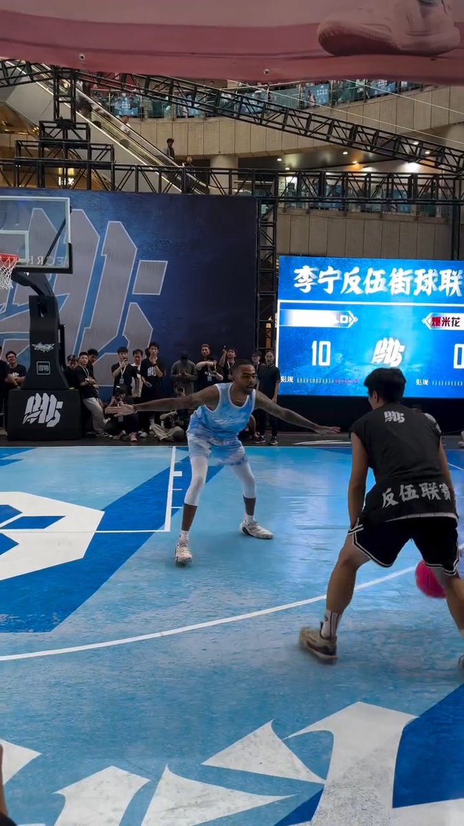 Este fan humilló a D'Angelo Russell en un 1vs1 en China 🤯