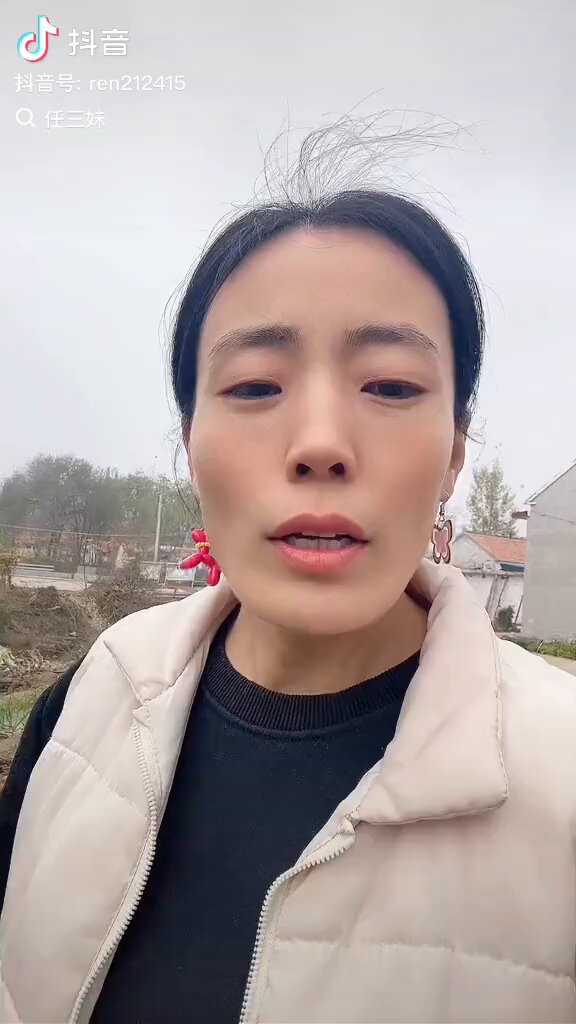 河南籍盲流任三妹平日里以摆摊为业，谈及祖国尚未统一，不禁老泪如泉涌，她动情的表示：“打台湾我捐款，打美国我拿家产，打日本我捐命，我什么都不怕，只怕城管。”
