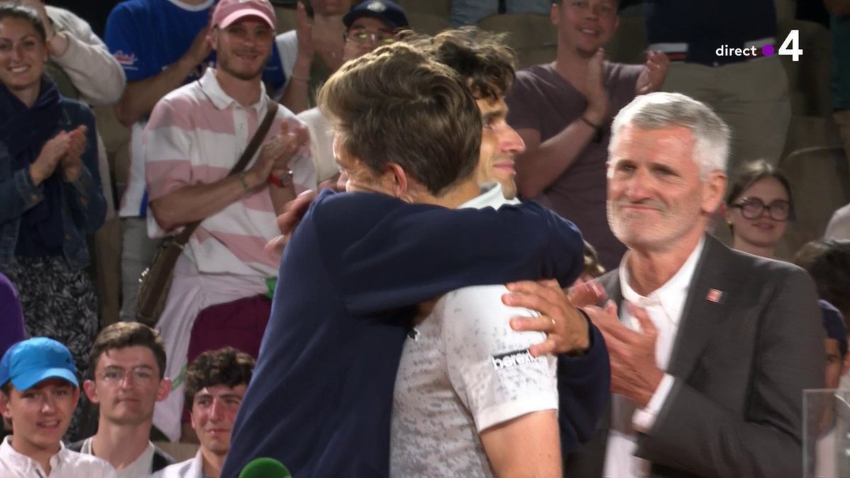 #RolandGarros | 🥹 "Je ne pensais pas que ce coup de fil en 2014 changerait à ce point ma carrière... et ma vie." ❤️ Nicolas Mahut remercie son fidèle partenaire Pierre-Hugues Herbert après le dernier match de sa carrière.