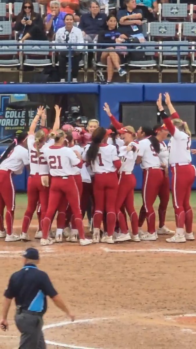 WHAT A MOMENT 🤩 Watch Ella Parker’s walk-off homer for Oklahoma Softball from the outfield bleachers. #WCWS