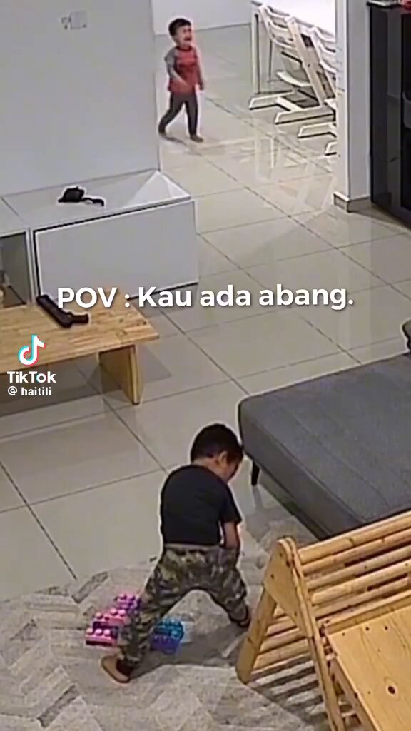 Tak sekarang kenapa abang dia masuk mainan dalam seluar 😭😂 pandai abang dia selesaikan masalah &amp; pujuk adik dia.